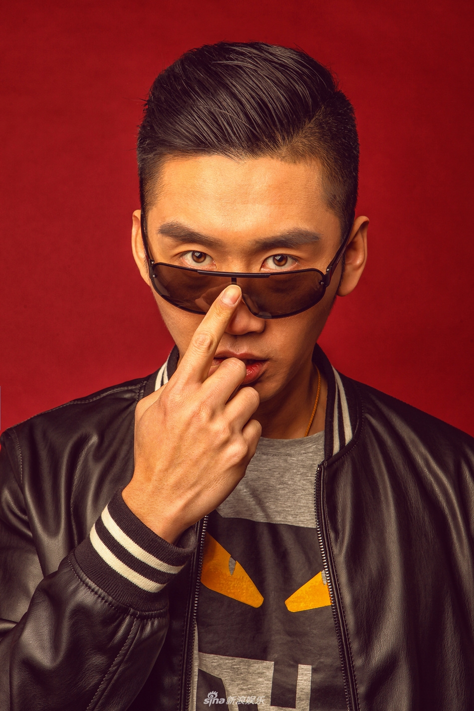 新浪娱乐讯 演员何达曝光一组百变写真,片中他时而硬汉,时而暖男,时而