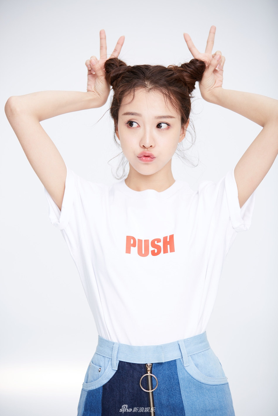 组图:黄一琳俏皮写真曝光 搞怪卖萌清纯可人