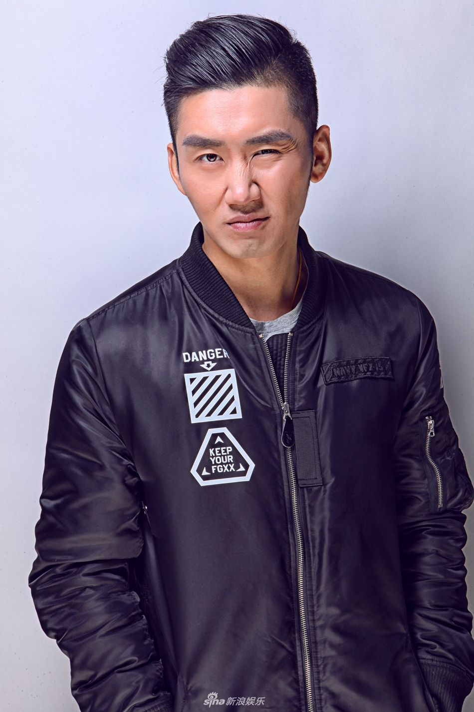 组图何达百变写真曝光硬汉型男也可很呆萌