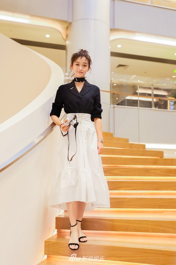 组图:何泓姗复古风亮相颁奖盛典 跨界摄影获肯定_高清图集_新浪网