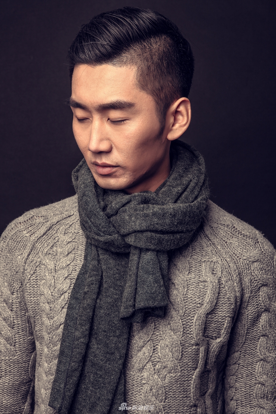 新浪娱乐讯 演员何达曝光一组百变写真,片中他时而硬汉,时而暖男,时而