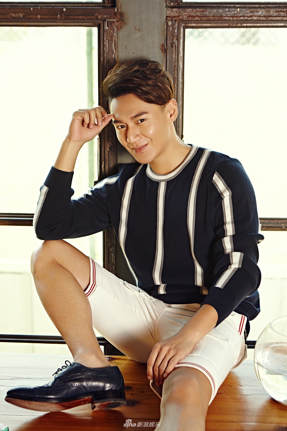 刘冠翔曝最新秋日写真 笑容亲切似暖阳