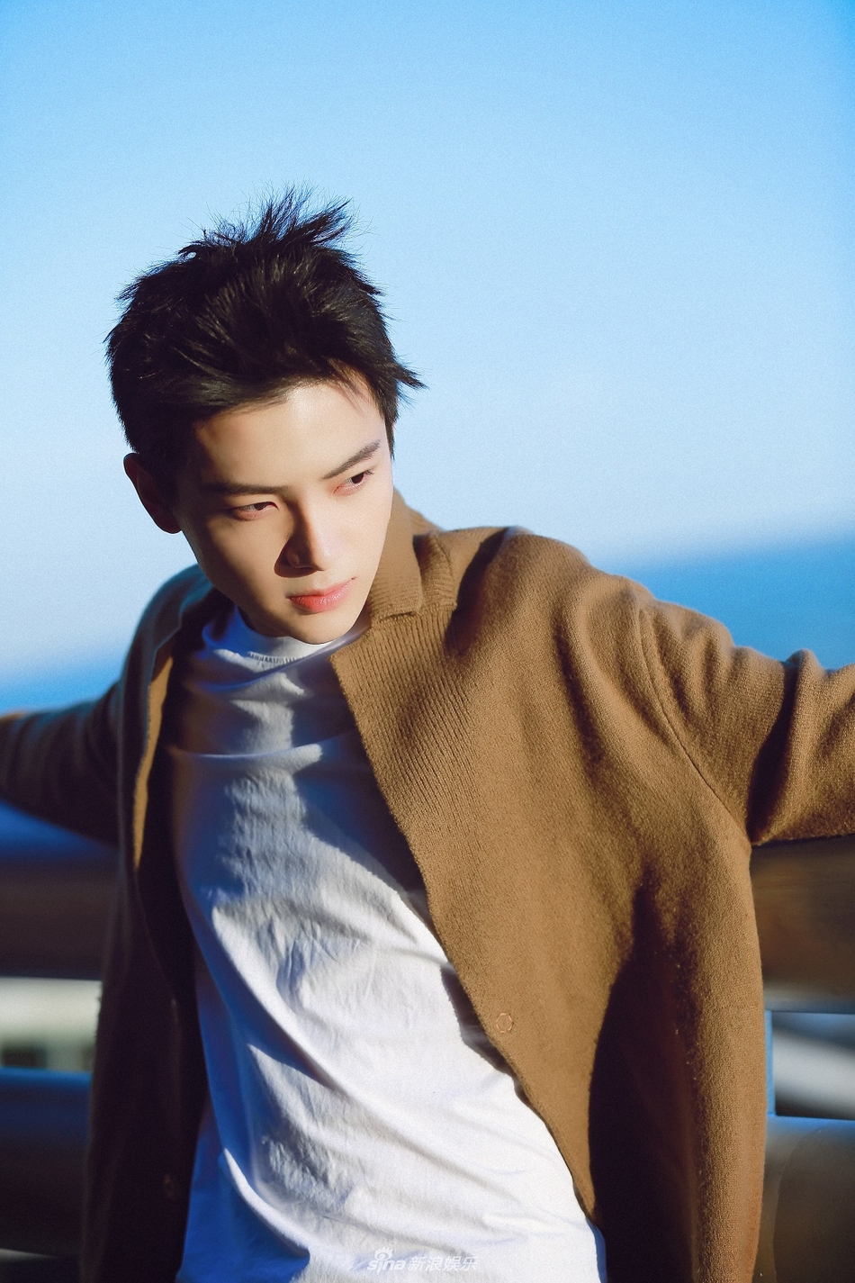 吴俊余深秋街拍暖意十足 内敛气质诠释简约精致