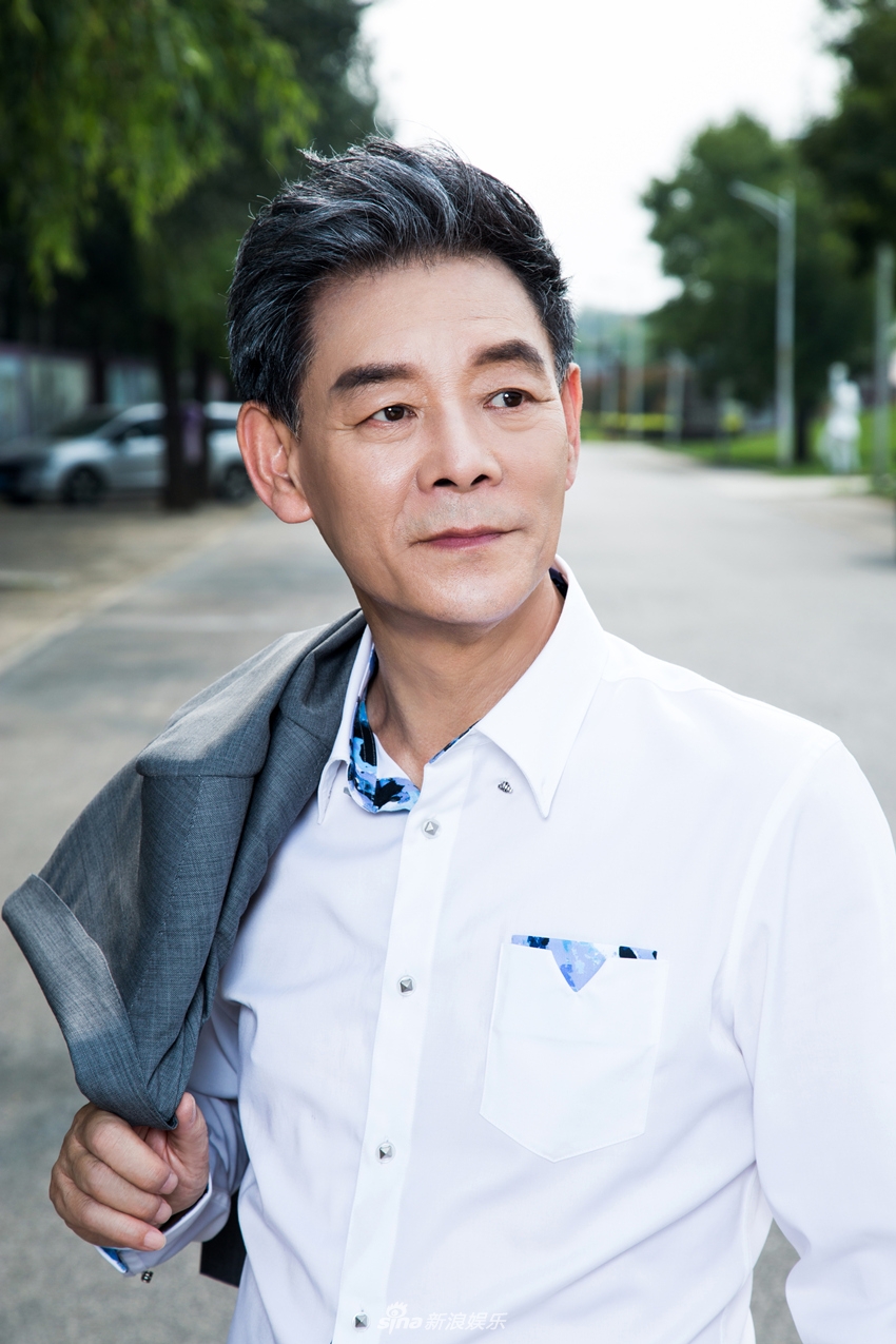 新浪娱乐讯 今日,潮叔李光复一组休闲西装写真大片上线.