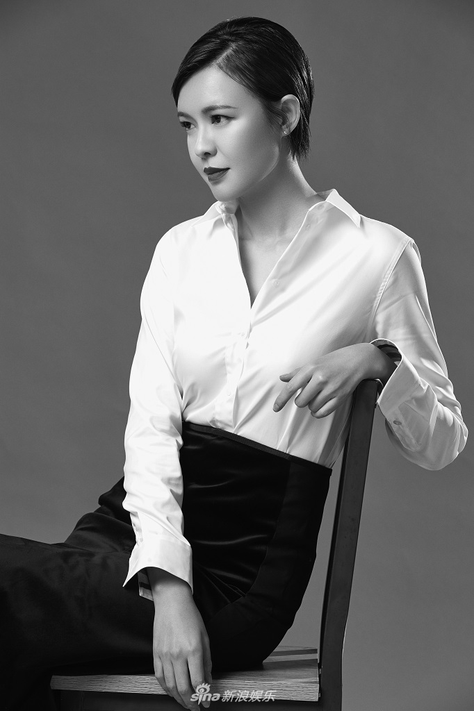组图:李艾写真大片短发造型抢眼 电眼红唇上演衬衫诱惑_高清图集_新浪
