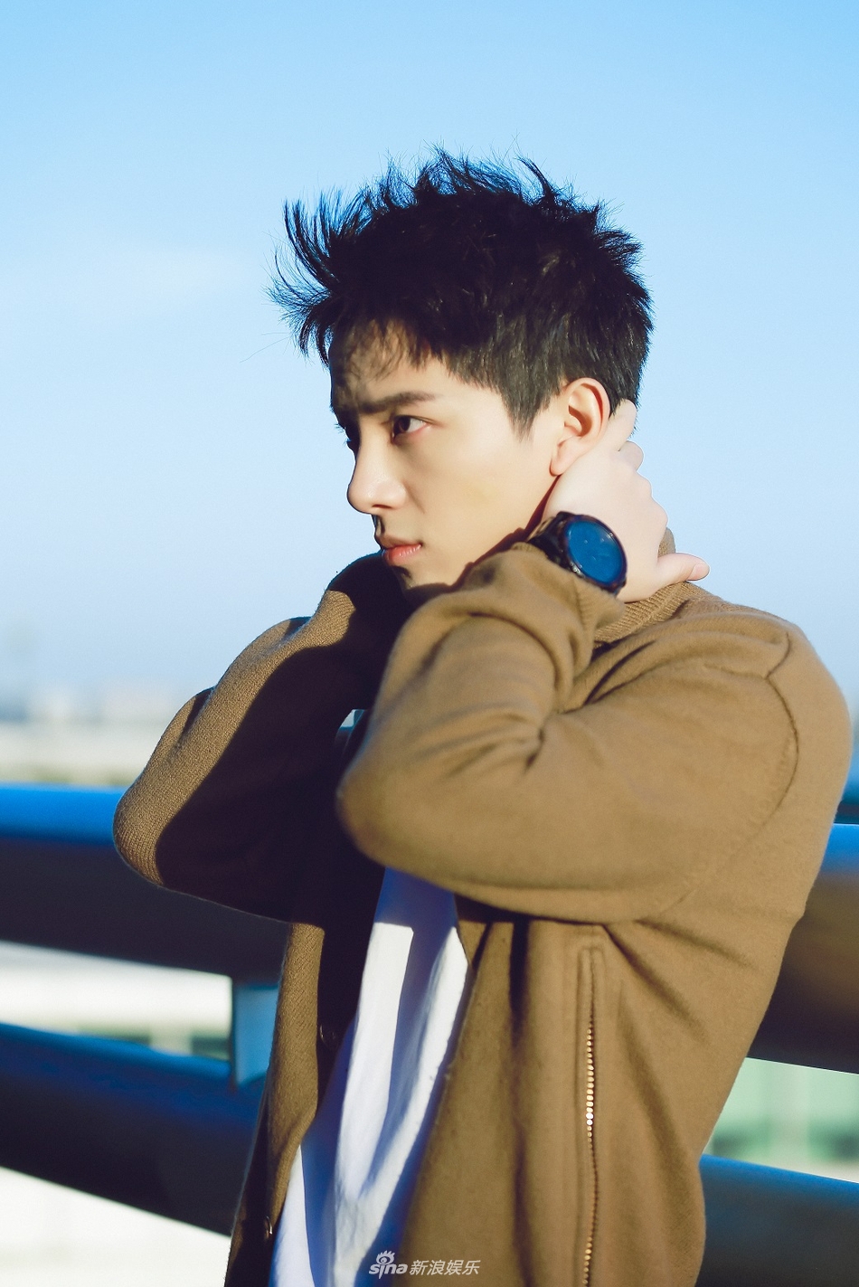 组图:吴俊余深秋街拍暖意十足 内敛气质诠释简约精致