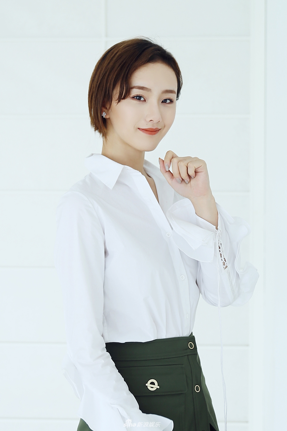 组图:邓欣曝极简风写真 清新精致美出新高度