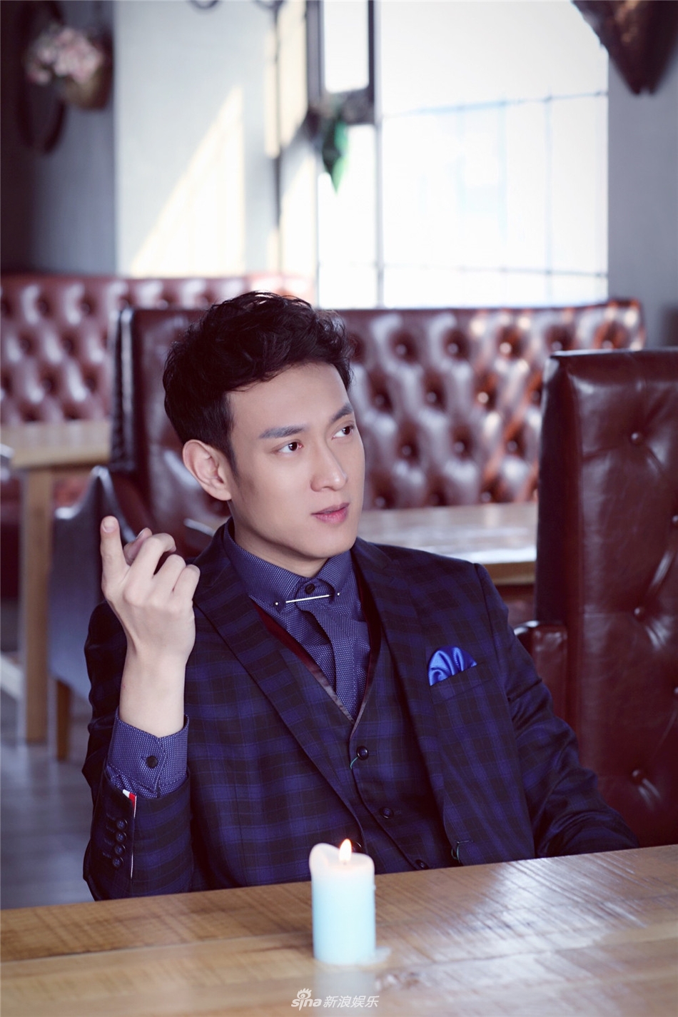 组图:李超曝秋日写真 眼神深邃彰显暖男气质