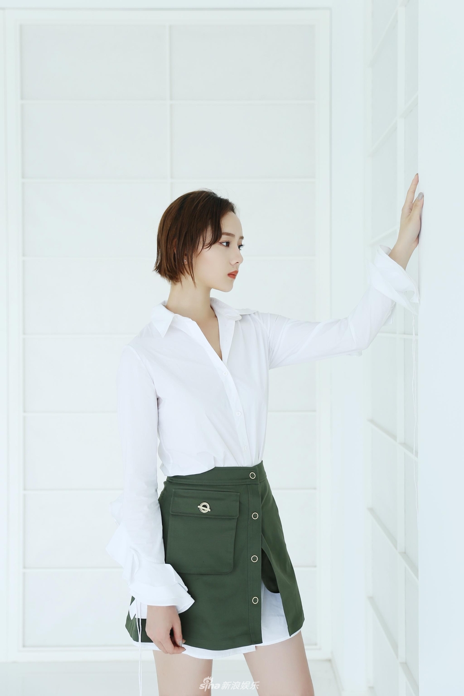 组图:邓欣曝极简风写真 清新精致美出新高度