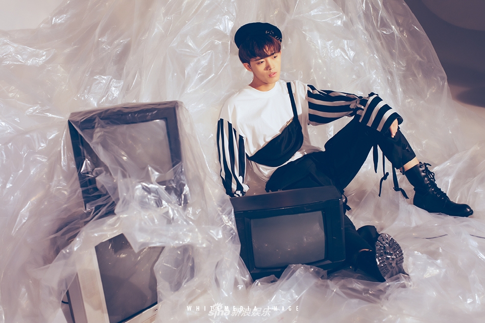 zero-g艺伟曝复古写真 深邃眼神尽展魅力