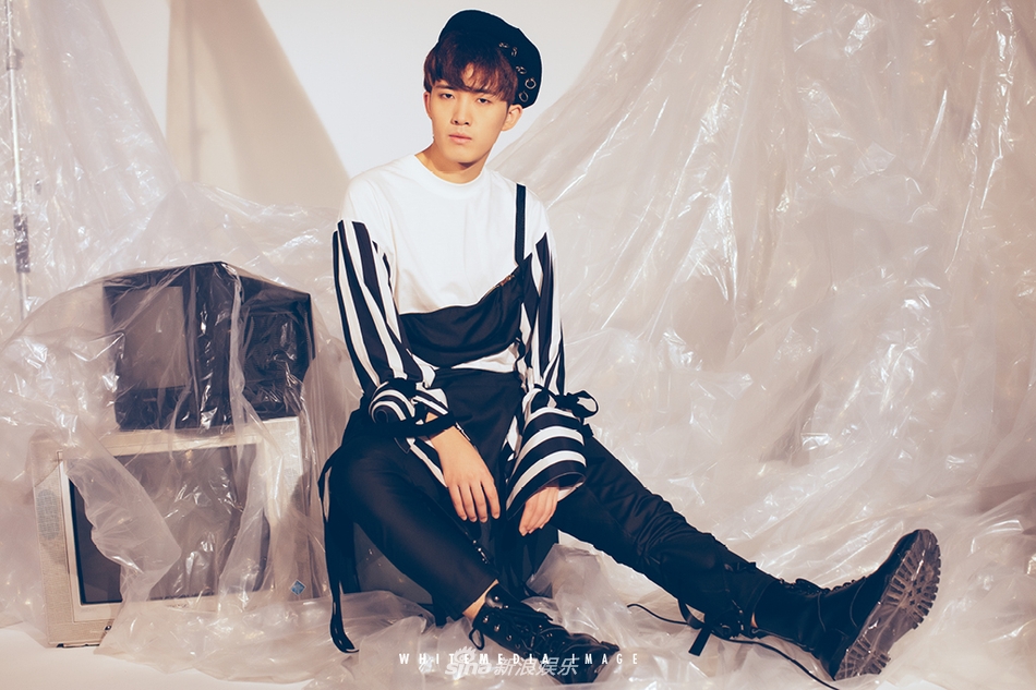 组图:zero-g艺伟曝复古写真 深邃眼神尽展魅力