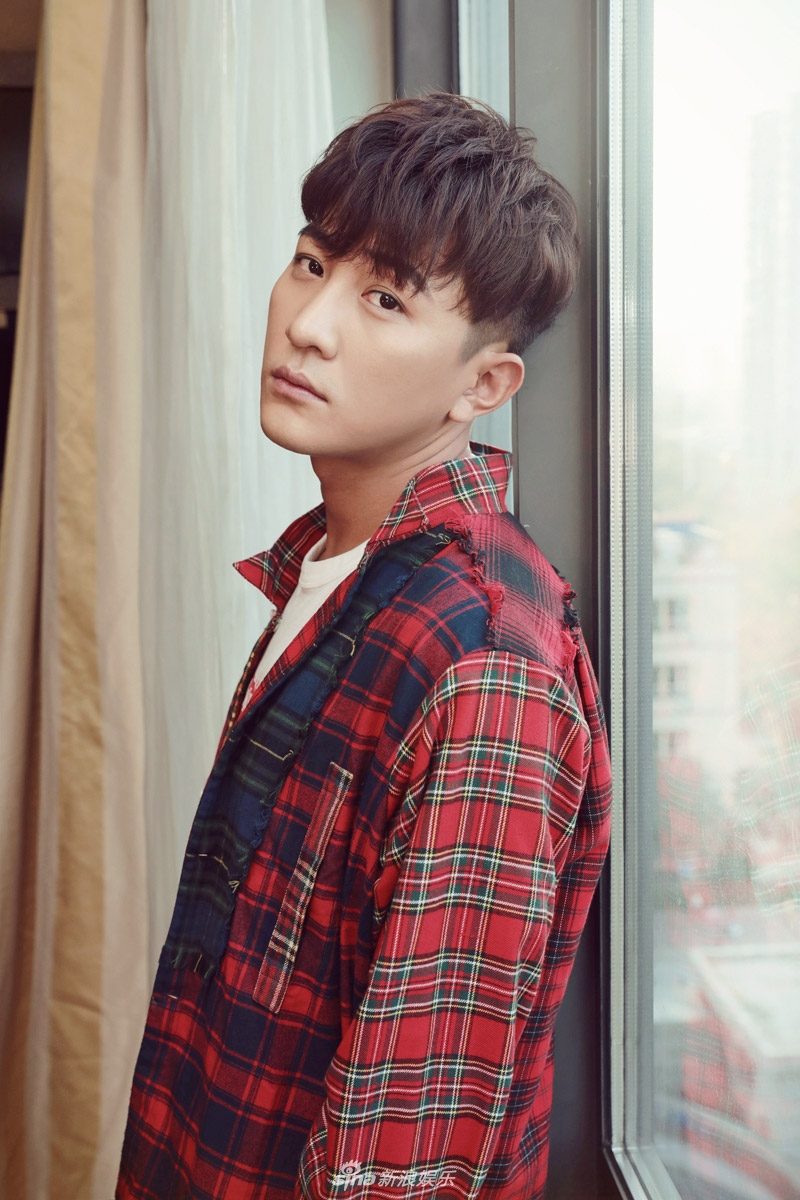 组图:大左最新大片释放无辜眼神杀 秒变有故事的男同学