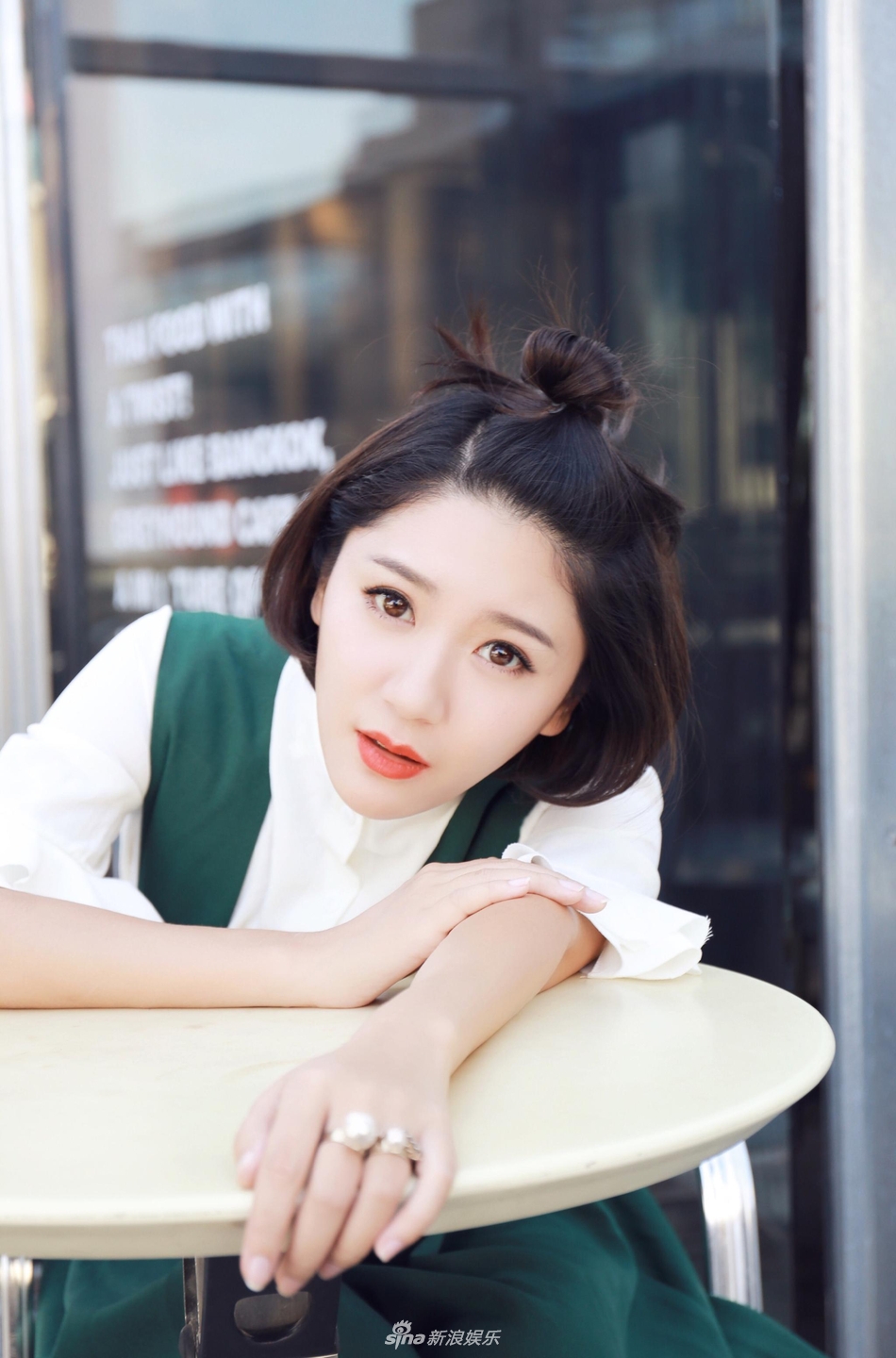 组图:李桃夭夭秋日户外写真 优雅大气青衣气质