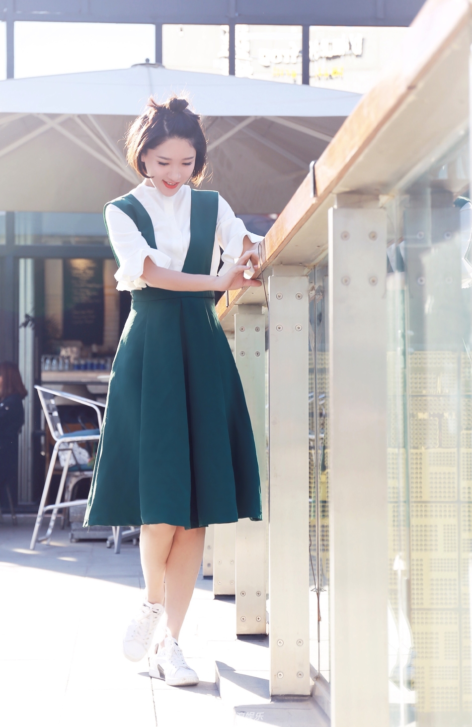 组图:李桃夭夭秋日户外写真 优雅大气青衣气质