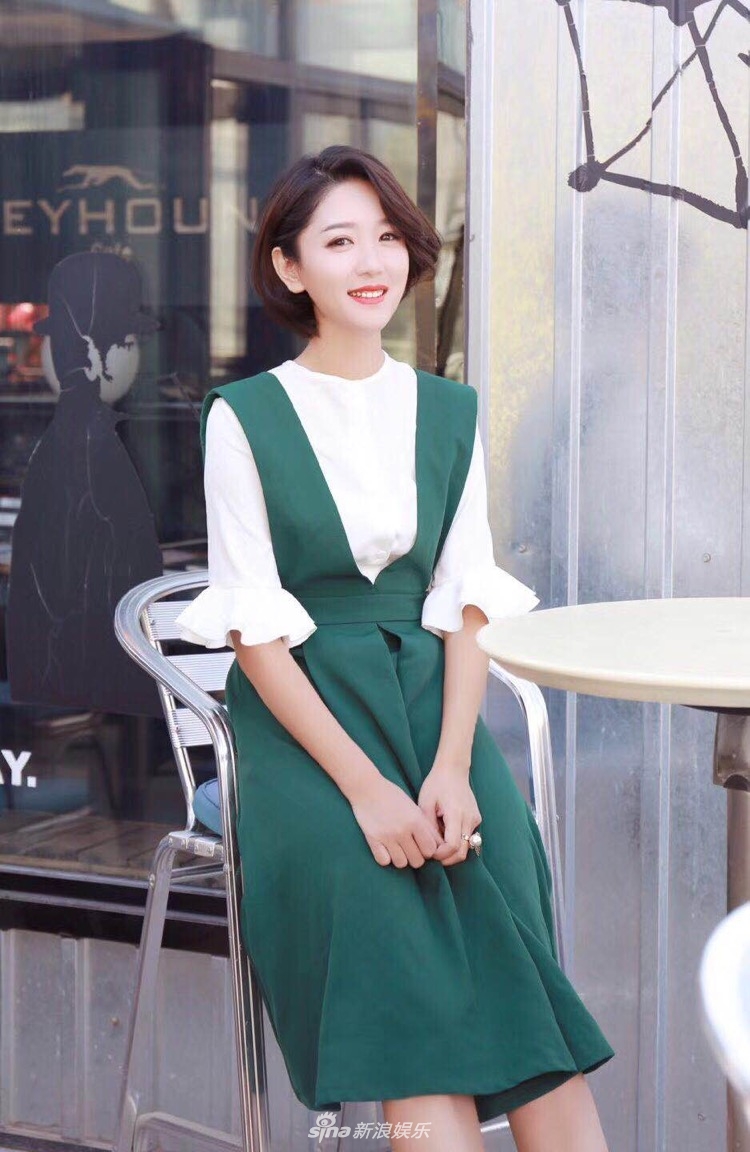 组图:李桃夭夭秋日户外写真 优雅大气青衣气质