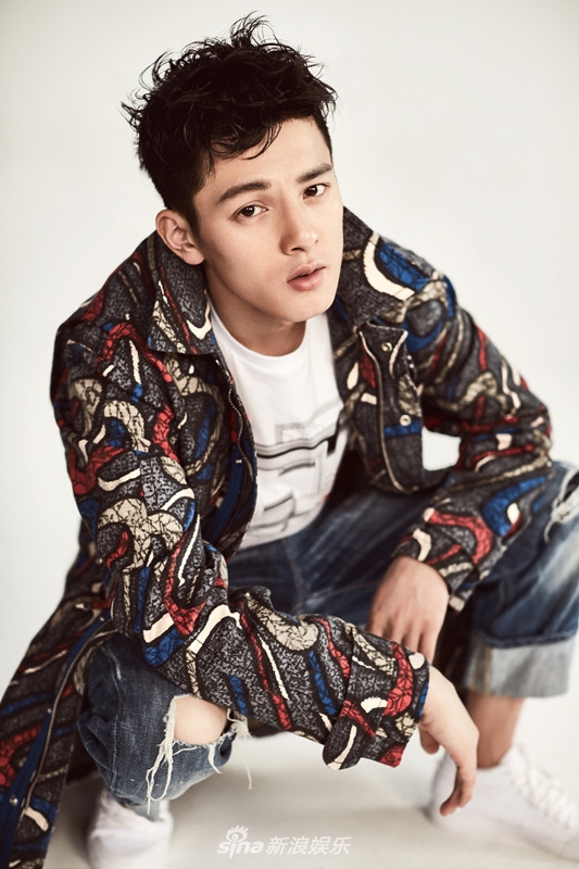组图:王润泽秋冬写真曝光 酷帅洒脱眼神撩人