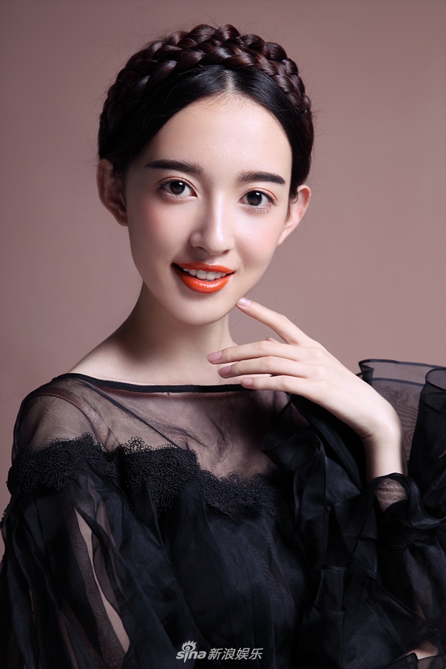 组图:"鹿眼少女"康宁曝写真 烈焰红唇显性感