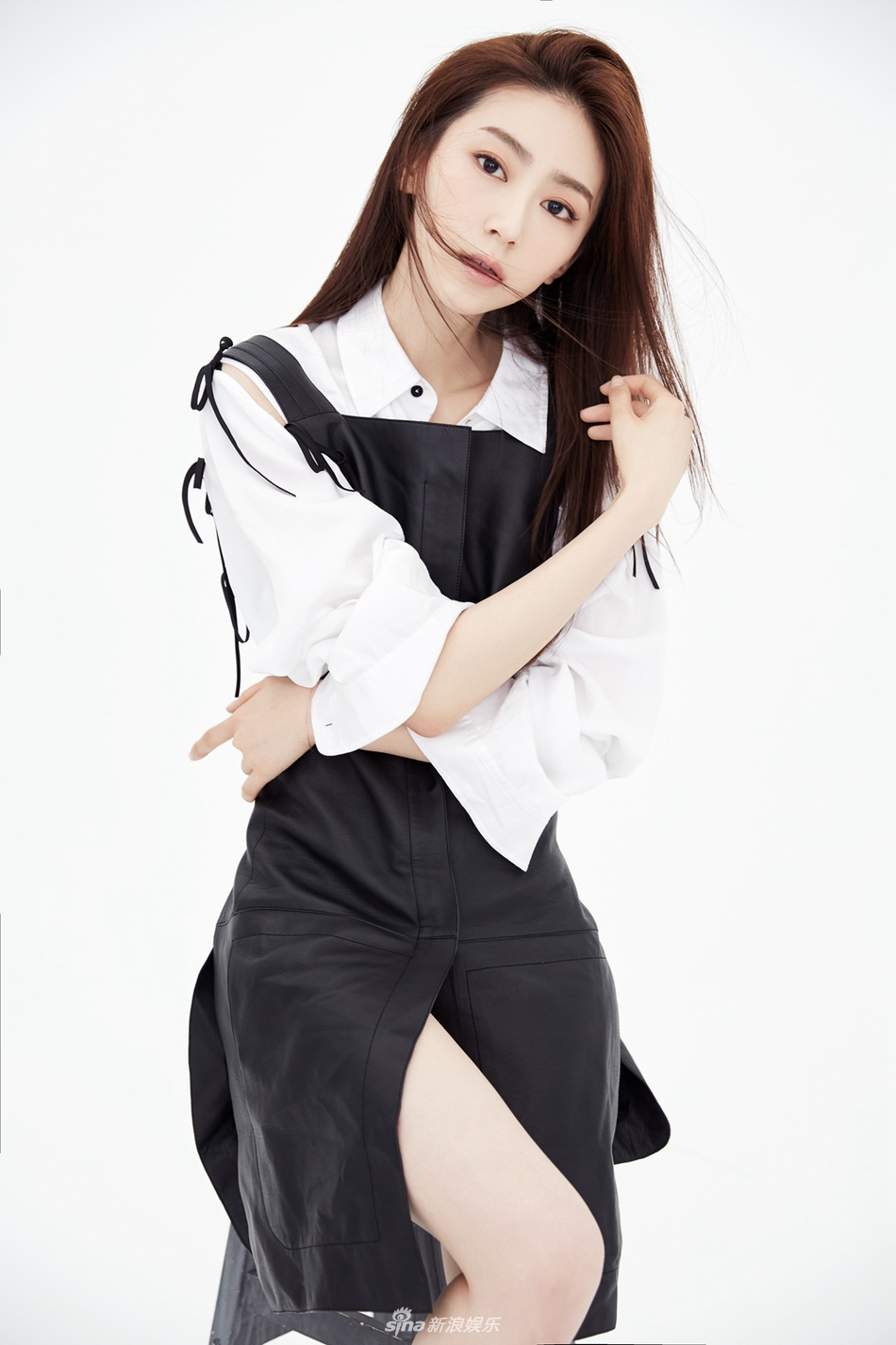 组图:赵艺曝光时尚大片 黑白简约清爽有型