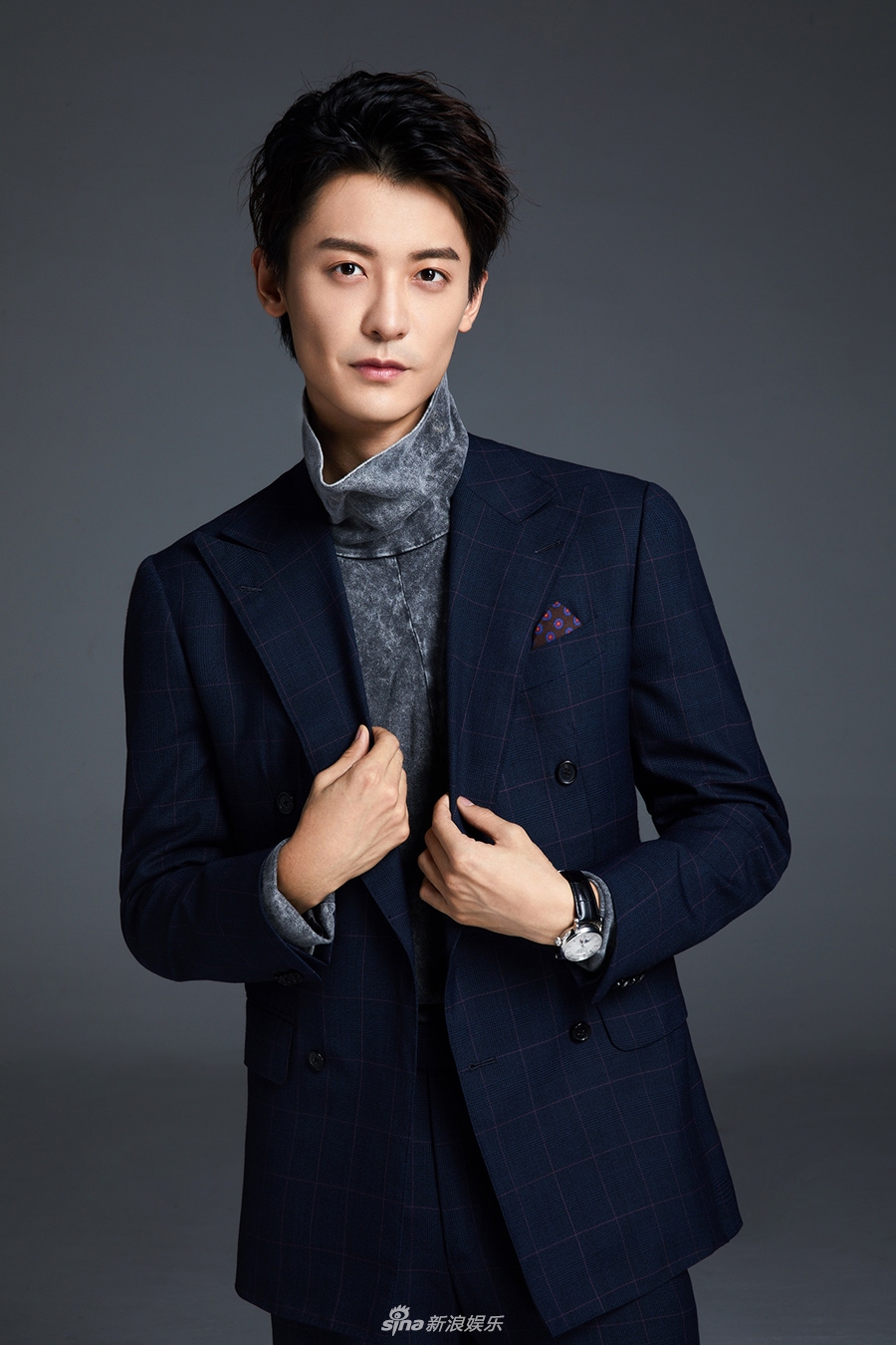 赵志伟新写真大秀长腿 格仔套装玩转简单高级感