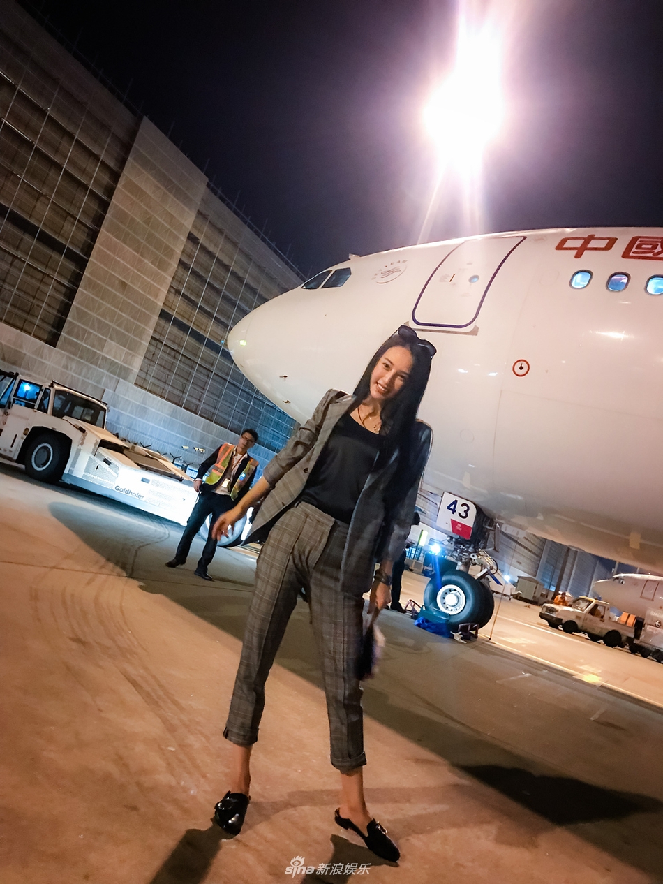 组图:母其弥雅机场look帅气中性风 将角逐最佳新人奖