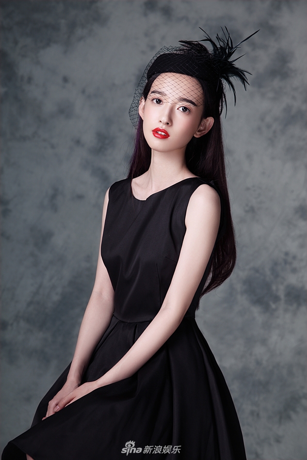 组图:"鹿眼少女"康宁曝写真 烈焰红唇显性感