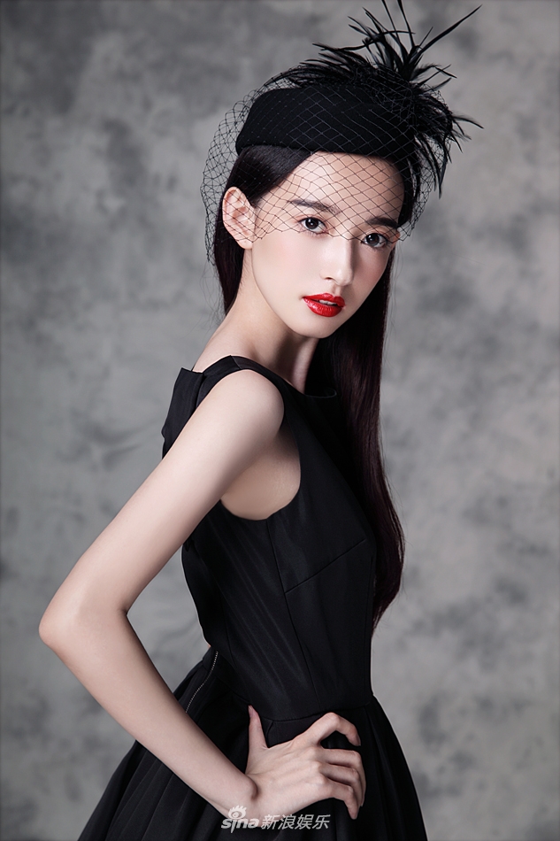 组图:"鹿眼少女"康宁曝写真 烈焰红唇显性感