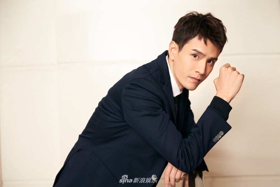 经超出席品牌活动 与霍建华同框热聊