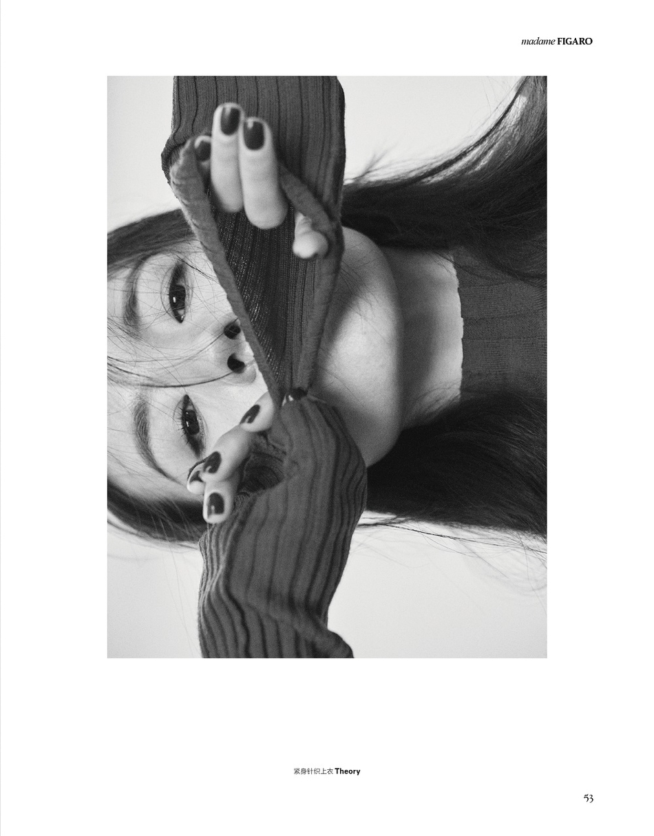 董洁杂志大片曝光 黑白光影诠释自信美感