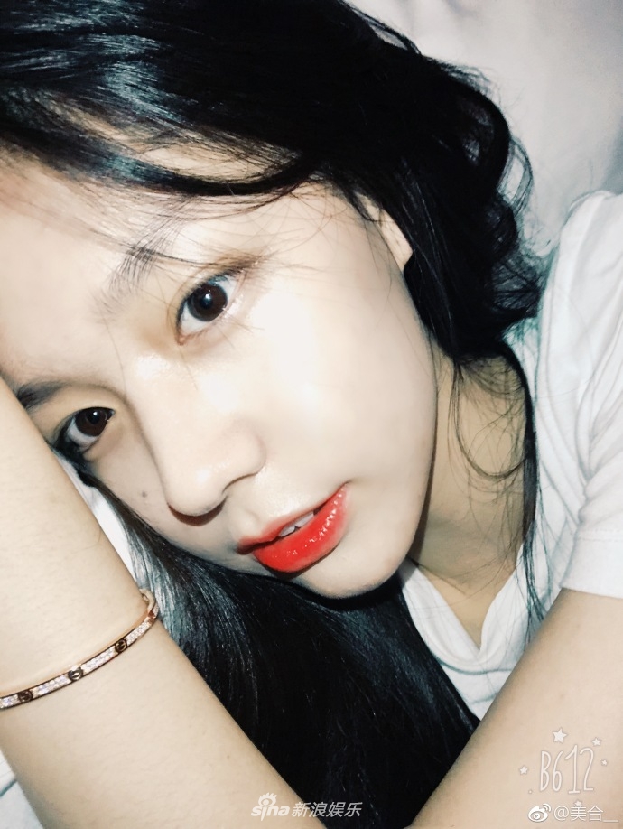 组图:耀莱千金美合深夜晒自拍 红唇甜笑大秀清纯