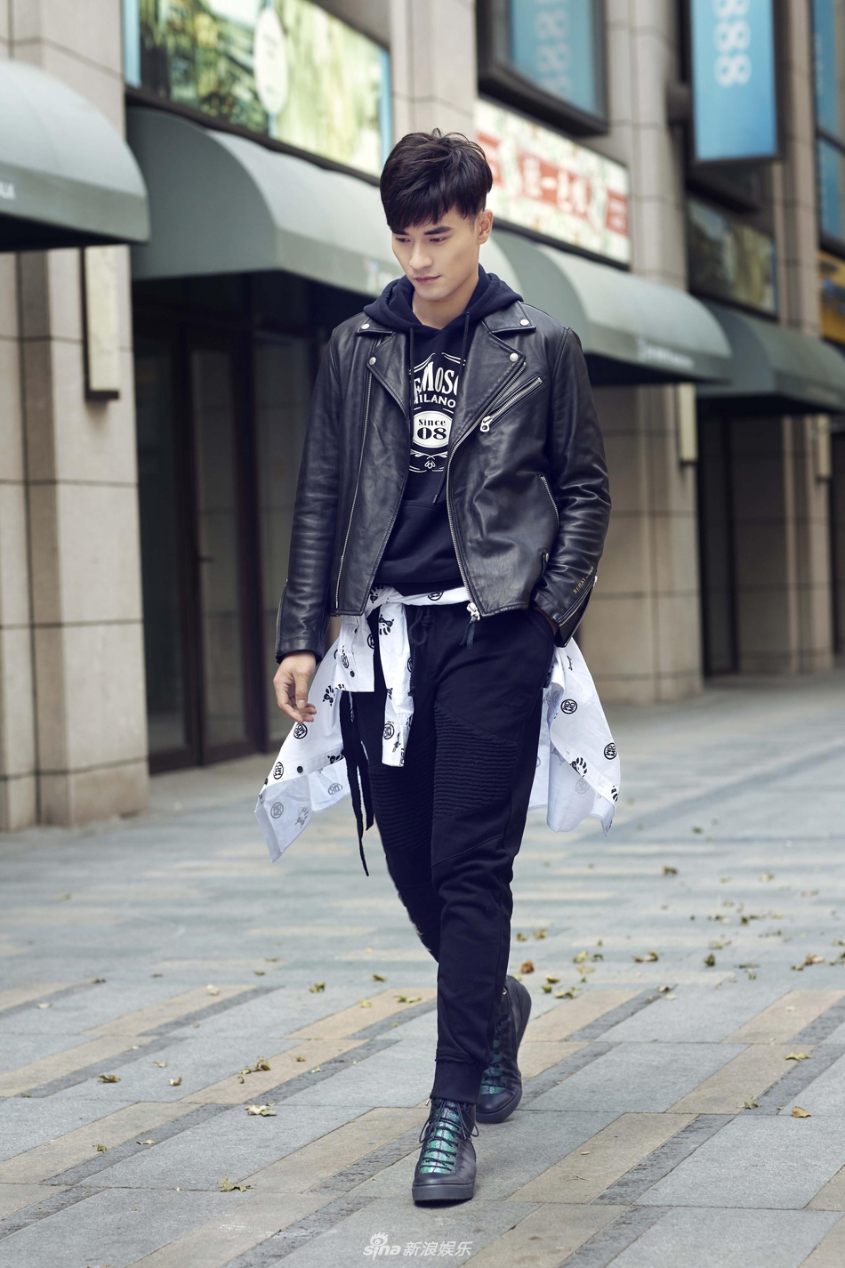 组图:郑凯街拍潮范儿十足 皮衣墨镜变身时尚cool guy