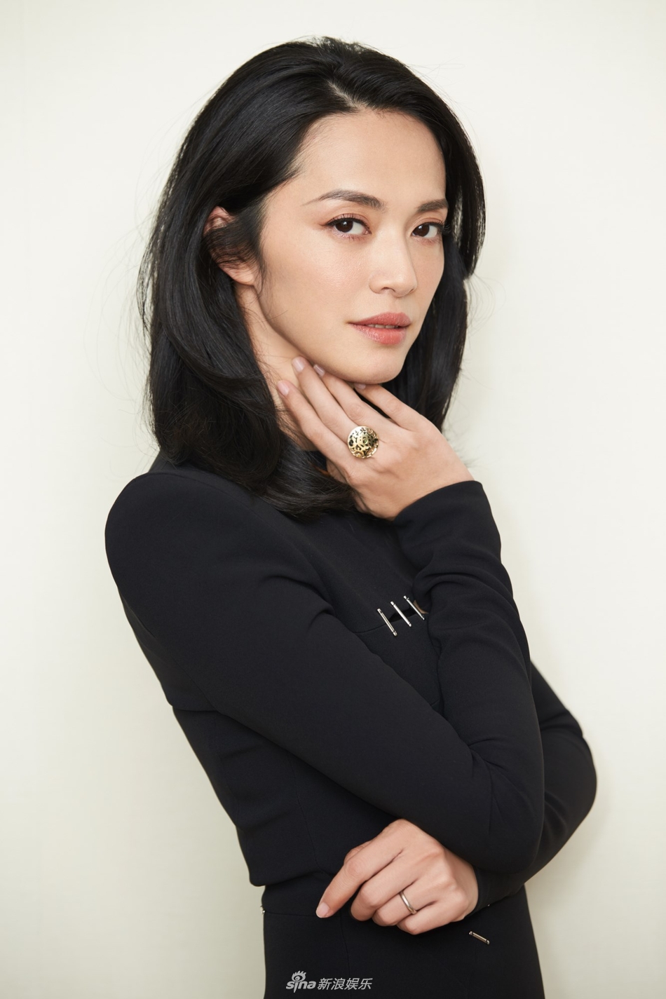 组图:优雅性感!姚晨受伤后首露面大秀美腿