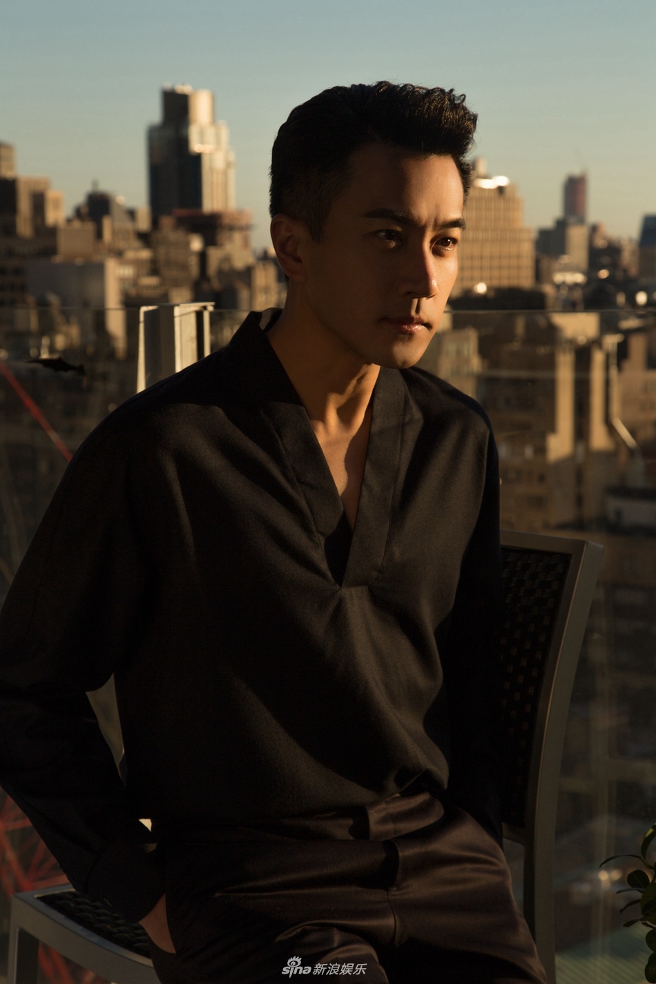 组图:刘恺威纽约街拍从容优雅 尽显绅士品格