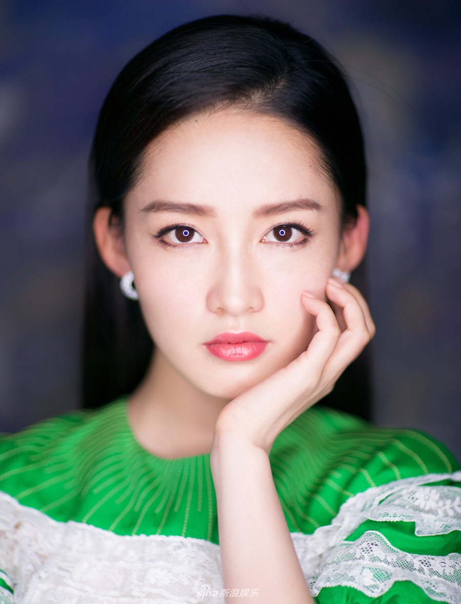 组图:李沁亮相品牌活动 清新仙女浪漫运动风