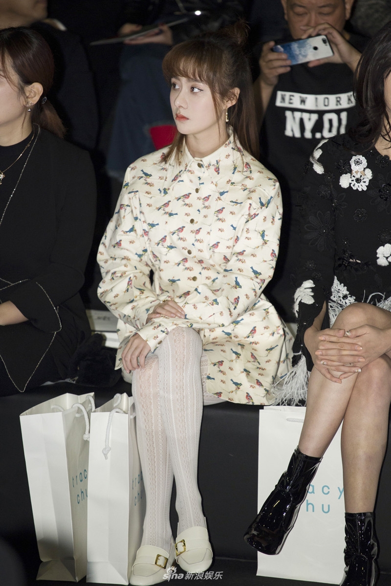 组图:曹曦月衬衫裙现身秀场 卡通图案诠释清新少女风