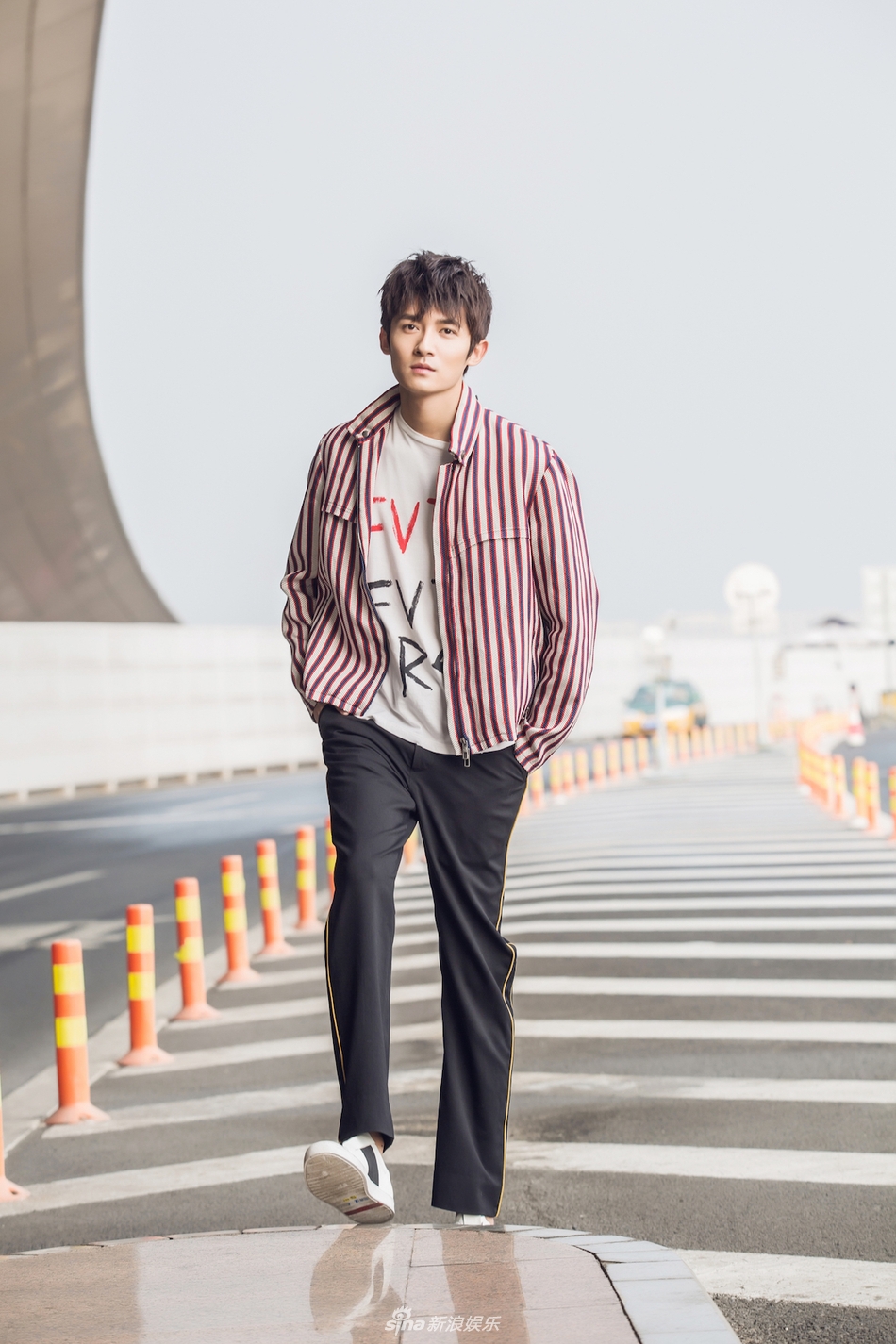 组图:佟梦实机场街拍曝光 酷痞劲道潮风来袭