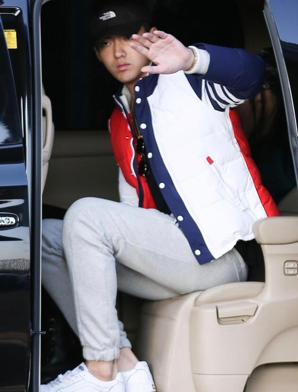 组图吴亦凡素颜现身面露疲态显憔悴见镜头急忙挡脸