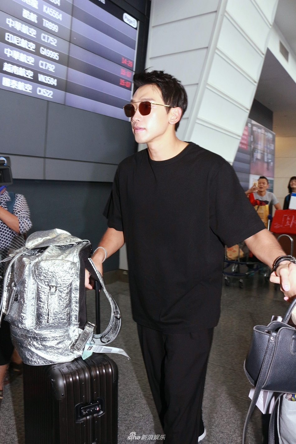 他与节目班底郑亨敦,金成柱,安贞焕,金勇万6日中午抵达台湾桃园机场