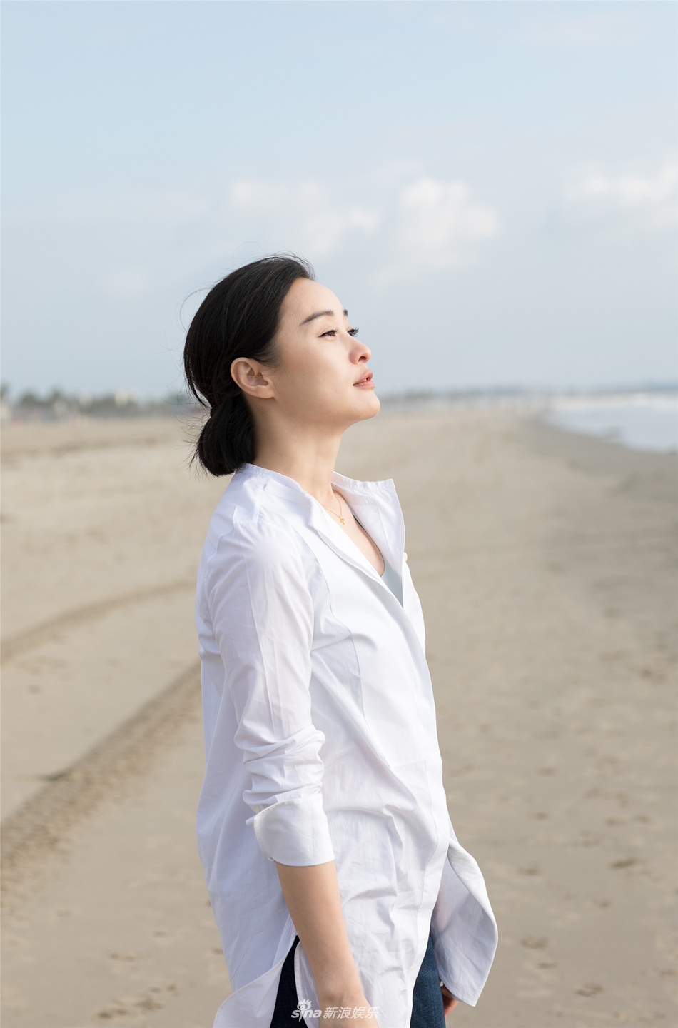组图:吴越海边休闲照曝光 短发白衬衫简单纯粹_高清图集_新浪网
