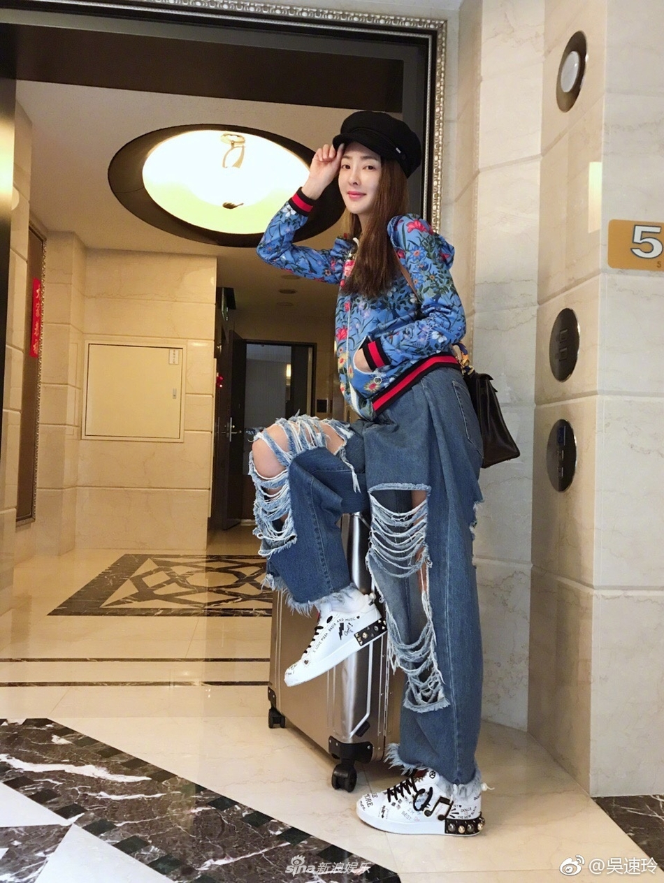 新浪娱乐讯 近日,曹格娇妻吴速玲在微博晒出生活日常,一双大长腿实力