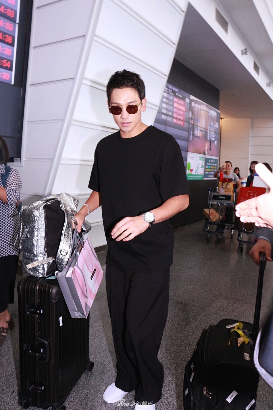 组图:韩星rain当爸后首赴台 对镜头挥手温暖亲切