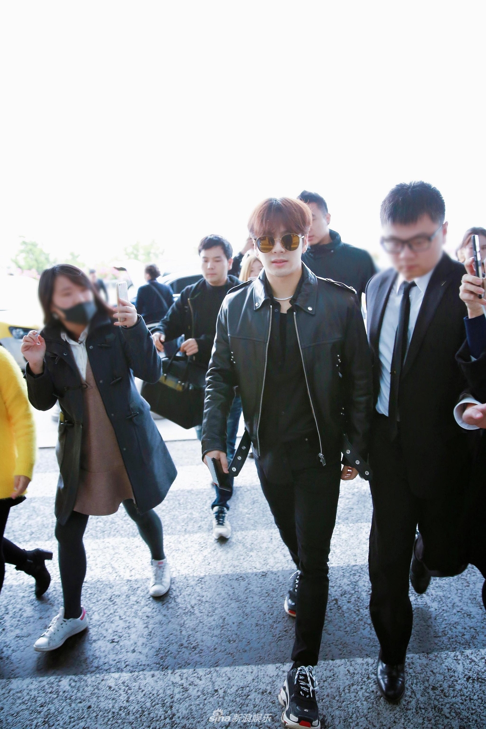 组图:王嘉尔行程满档人气旺 "空中飞人"霸屏热搜