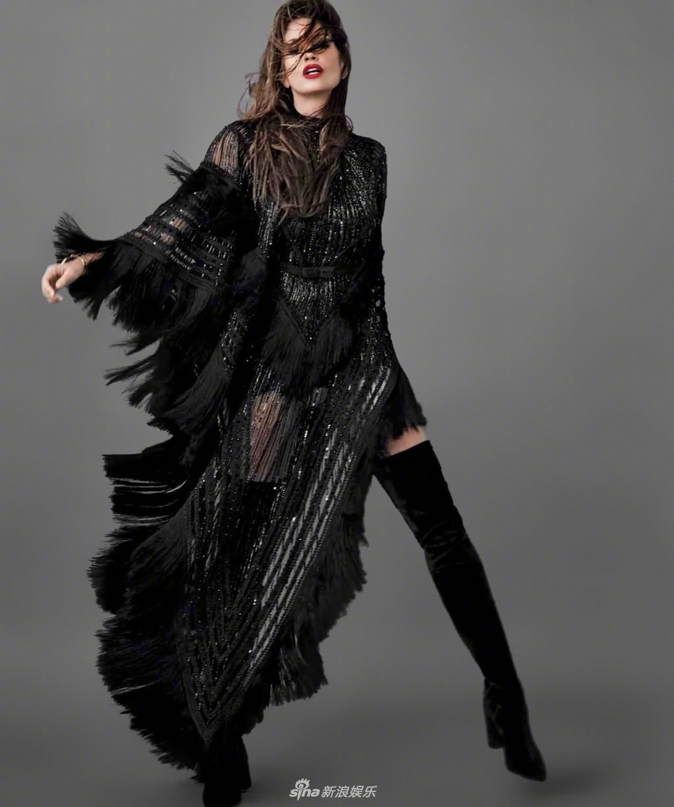 新浪娱乐讯 传奇超模辛迪·克劳馥近日登上墨西哥版《时尚芭莎》十一