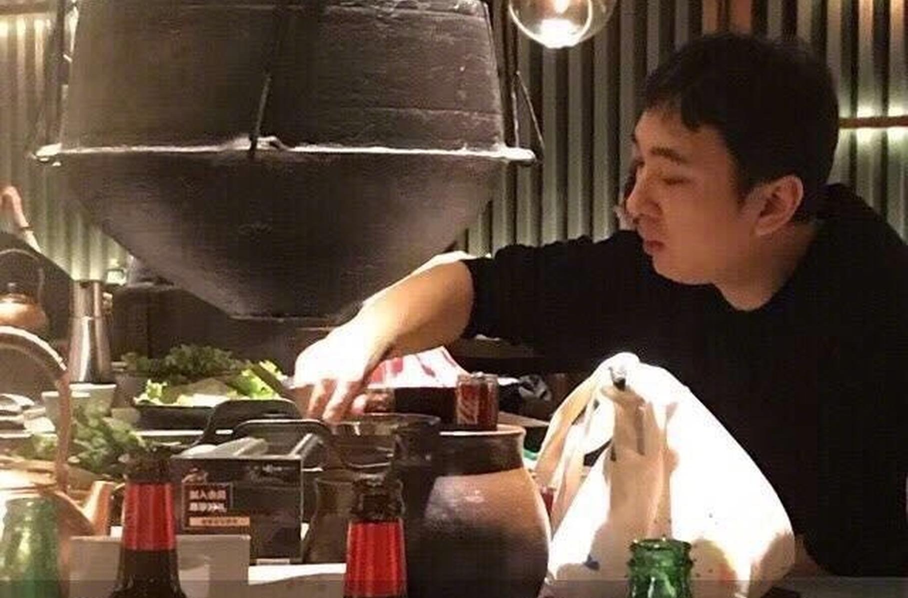 组图王思聪吃火锅不见豆得儿身影美女作陪谈笑风生