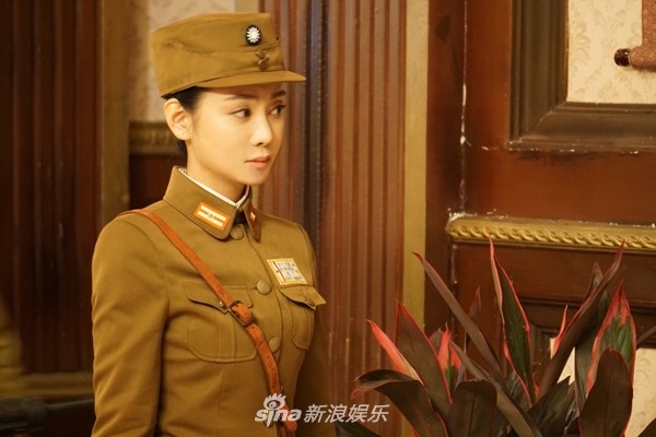 新浪娱乐讯 郝泽嘉《战地迷情》造型照曝光,军装加身潇洒干练,尽显