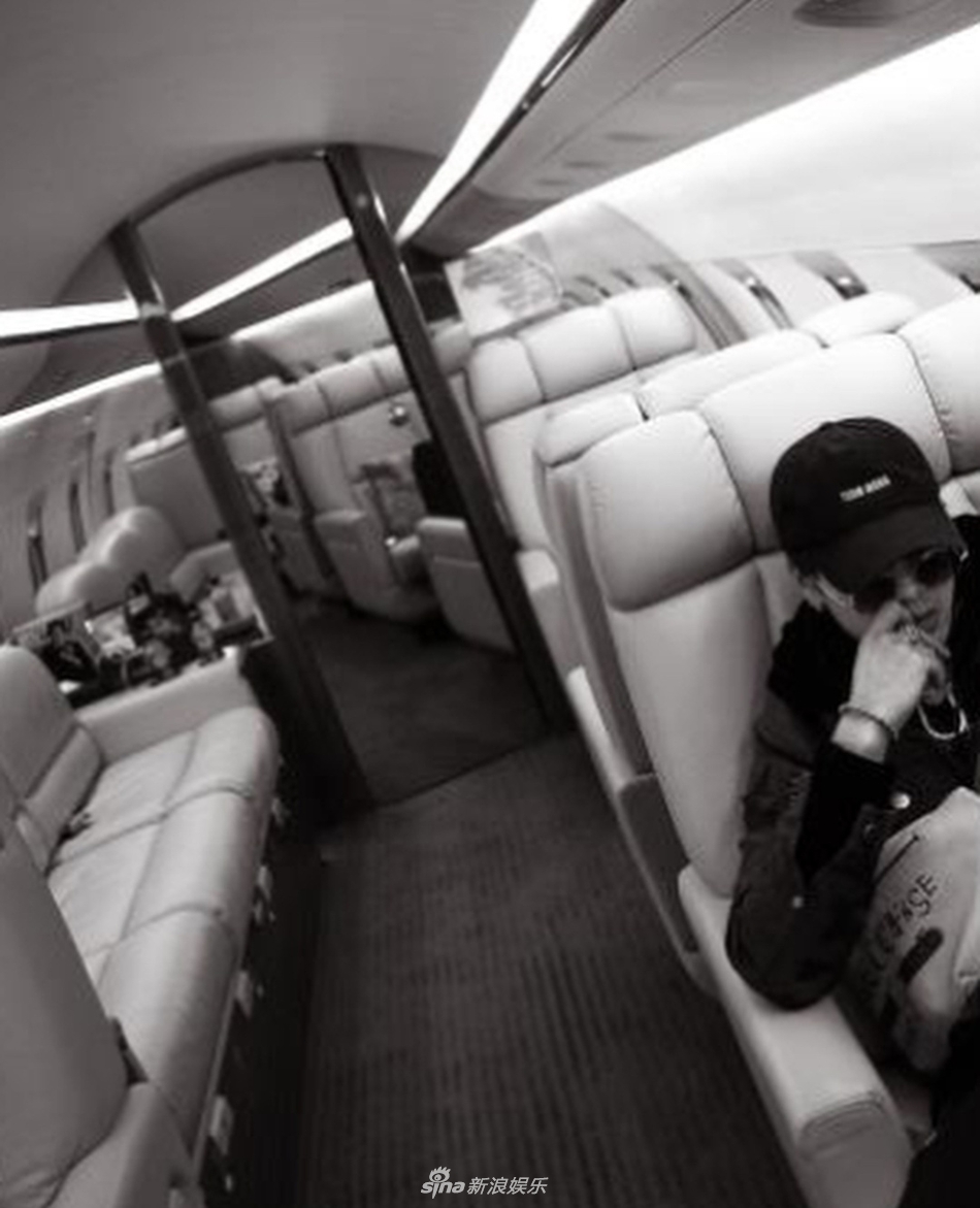 组图:坐飞机也像拍大片!王嘉尔空中飞人行程满档