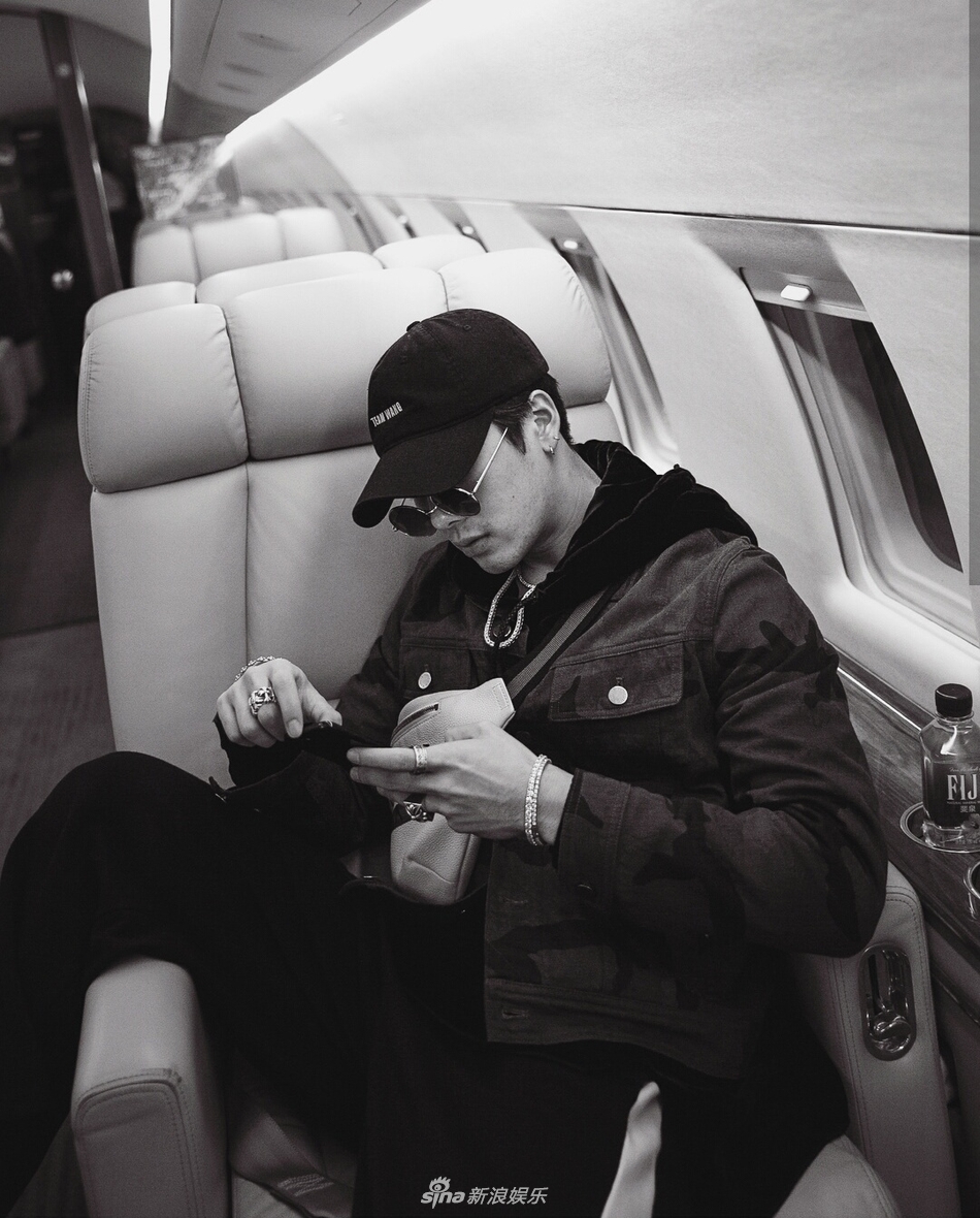 王嘉尔空中飞人行程满档_高清图集_新浪网