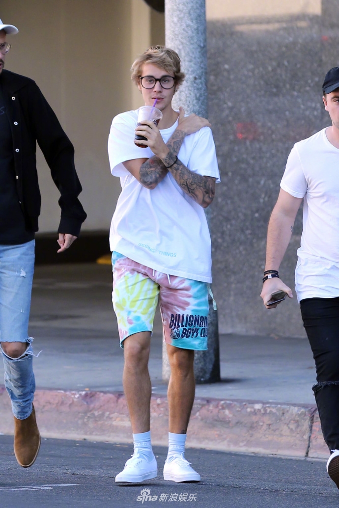 组图:比伯现身街头发型凌乱颜值回春 双臂纹身抢镜