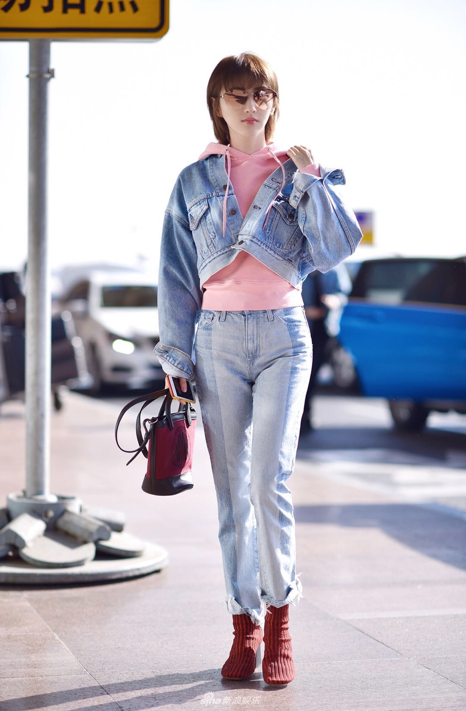 组图:行走的画报!景甜一身牛仔内搭粉衣俏皮又时尚