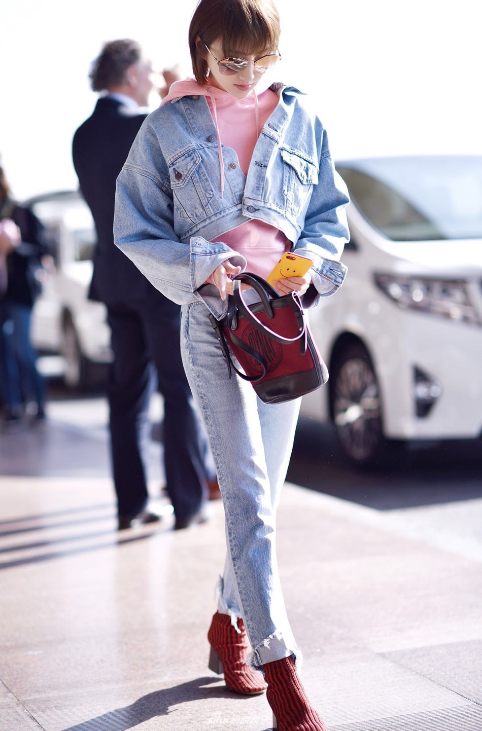景甜现身机场示范牛仔穿搭