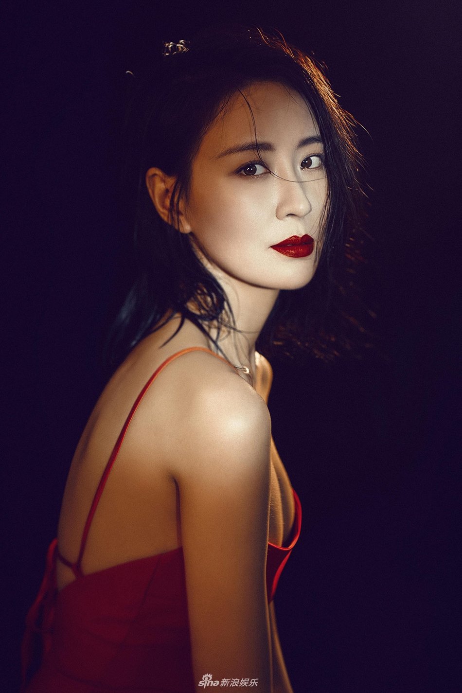 组图:王乐君光影大片曝光 烈焰红唇眼神坚定_高清图集_新浪网